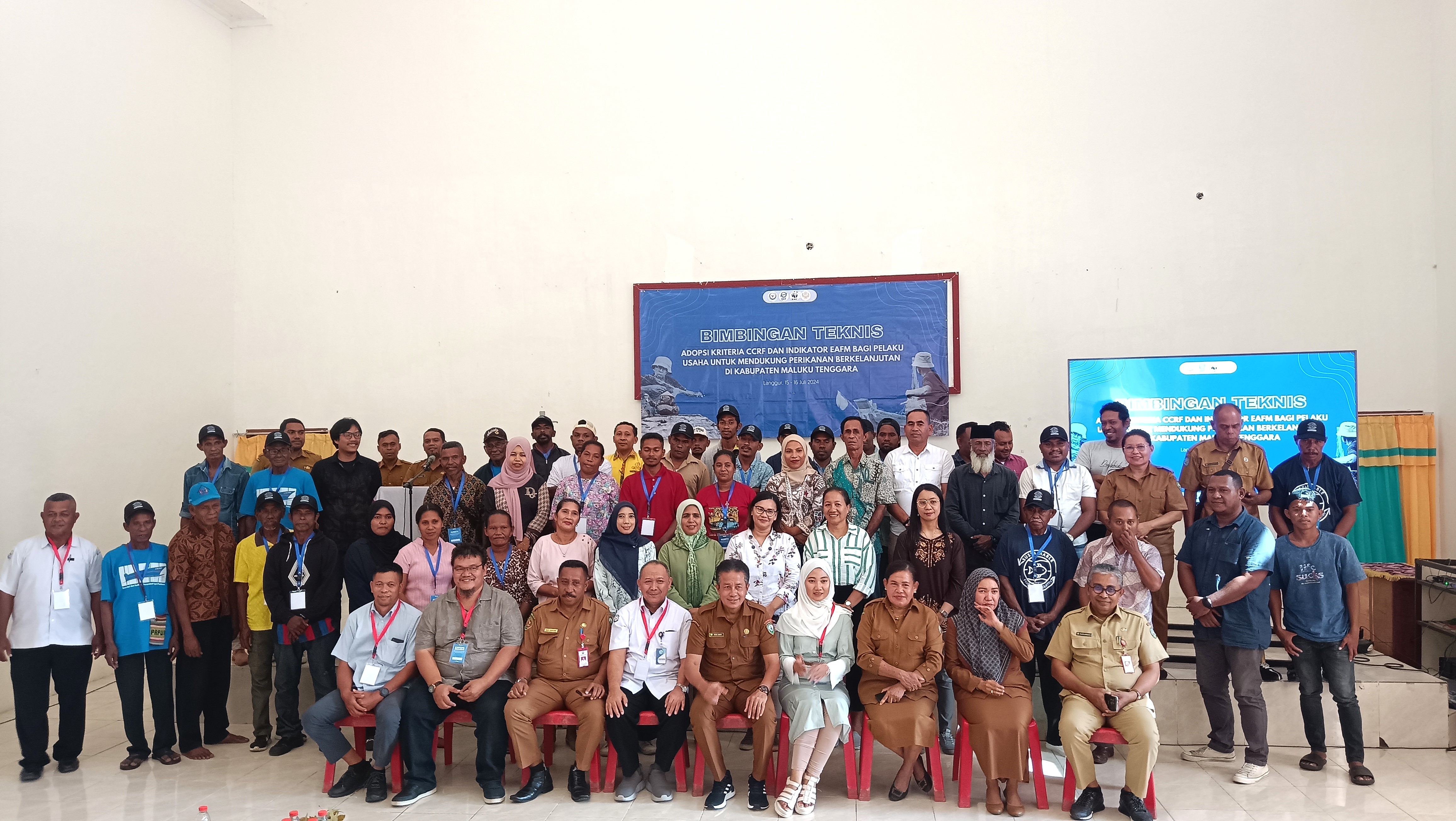 Foto bersama pada kegiatan Bimbingan Teknis Adopsi Kriteria CCRF (Code of Conduct for Responsible Fisheries) dan Indikator EAFM (Ecosystem Approach to Fisheries Management) untuk mendukung perikanan berkelanjutan di Kabupaten Maluku Tenggara difasilitasi melalui dana hibah GEF 6 CFI Indonesia, Langgur (15/7/2024).